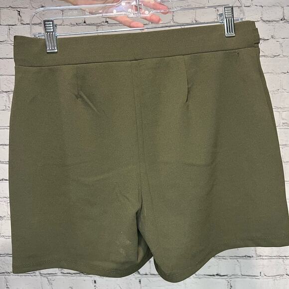 NWT Retrology Dark Green Soft Short w/ Gold Accents - Picture 6 of 6